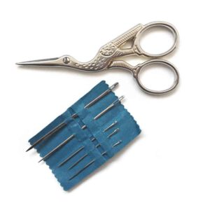 Schere und Nadelset für die kreative Reparatur deiner Kleidung