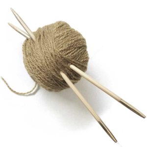 Wollknäuel mit Stricknadeln